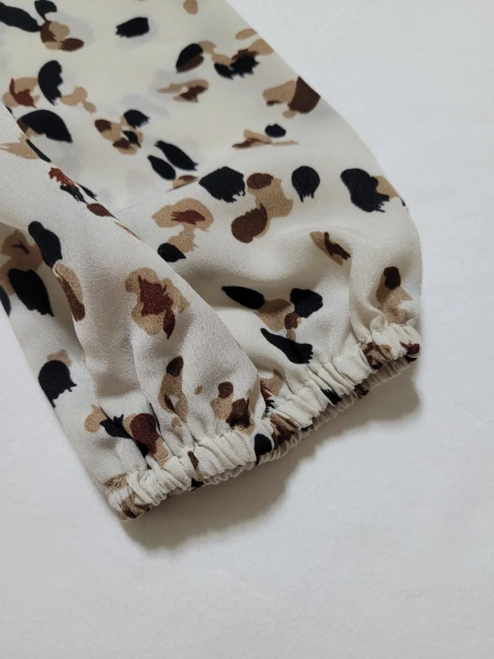 Emery Rose Allover Print Notched Neck Blouse Neutral Leopard Lantern Sleeve Top - Picture 7 of 9